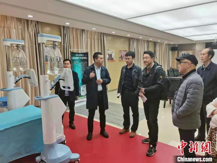 图为上海考察团在甘肃科技企业参观交流。甘肃省科技厅供图 甘肃省科技厅供图 摄